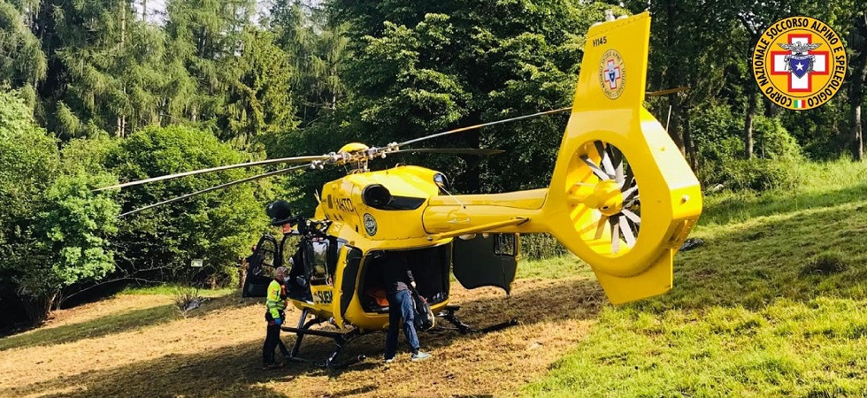 Travolto dalla pianta che aveva appena tagliato, boscaiolo elitrasportato in codice rosso all’ospedale